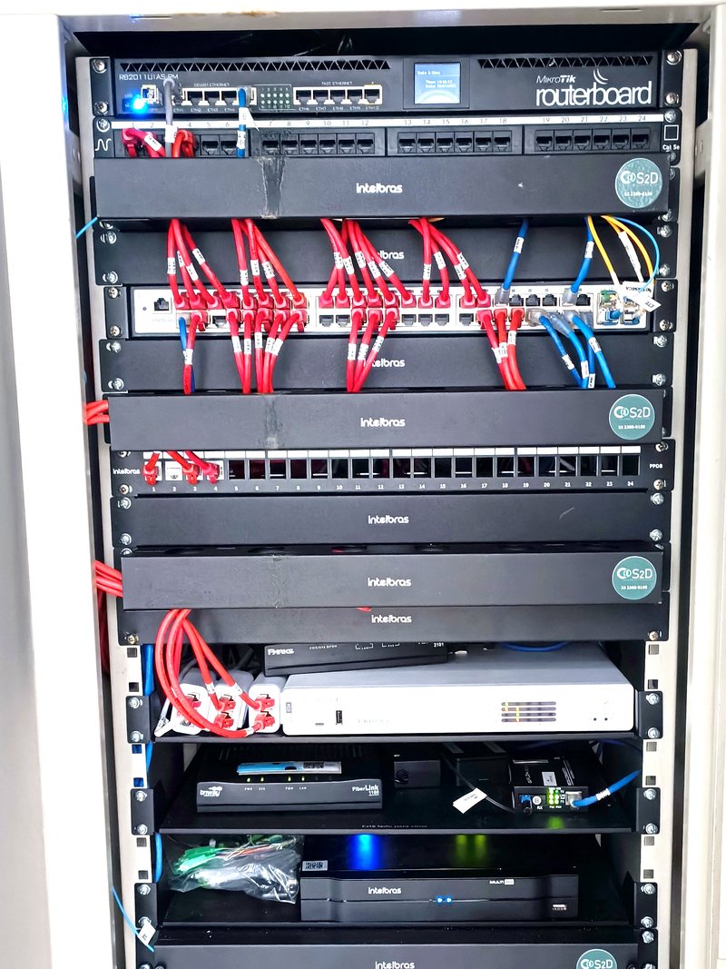 Rack enterprise com MikroTik, switches e patch panels Intelbras identificados e certificados pela S2D.